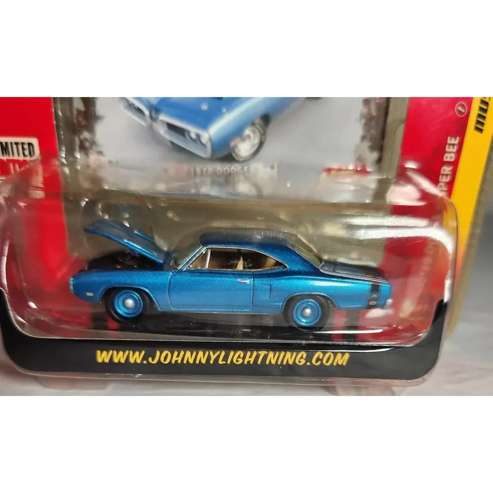 Johnny Lightning '70 Dodge Super Bee R14 Limited Edition With Blue Wheels New
